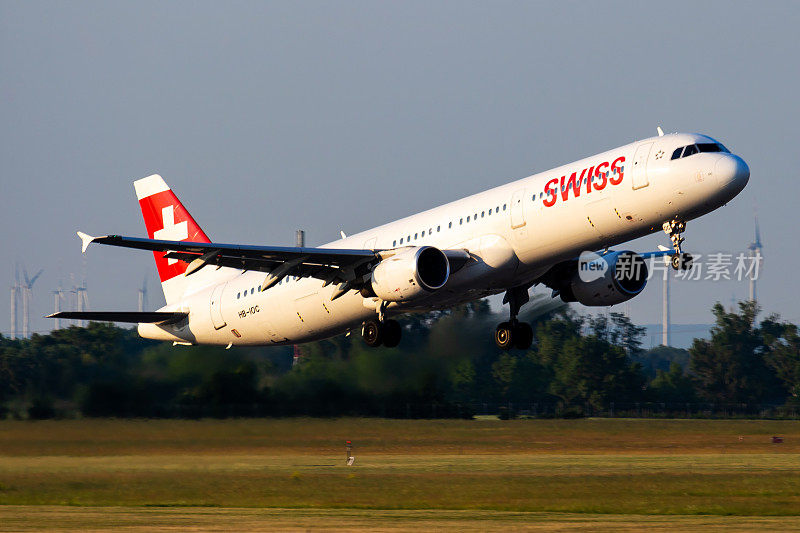 瑞士国际航空公司空客A321 HB-IOC客机在维也纳机场起飞